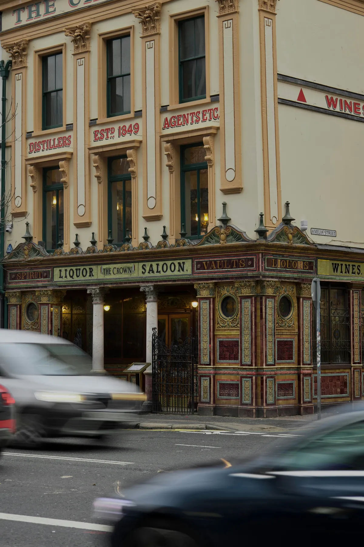 Risū & Oak dining room interior featuring warm wood accents, soft lighting, and modern furniture